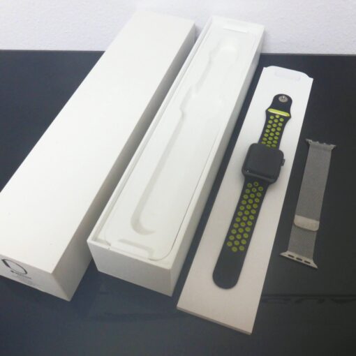Apple iWatch 42mm Gray/schwarz mit 2 Armbänder Box defekt geht nicht an